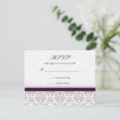 Eggplant Lila Damask Bow Wedding RSVP (Stehend Vorderseite)