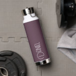 Eggplant Moderne Typografie Personalisierter Name Trinkflasche<br><div class="desc">Eine trendige,  vakuumisolierte Wasserflasche mit personalisiertem Namen in Weiß,  moderner Typografie auf einem angesagten Auberginen-Hintergrund. Personalisieren Sie die Flasche,  indem Sie den Namen bearbeiten und durch den gewünschten Namen ersetzen. Ideal für ein Geburtstagsgeschenk,  Hochzeitsgeschenk,  Trauzeuge,  etc. Wählen Sie Ihre Wasserflasche. Wählen Sie Ihre Wasserflasche.</div>
