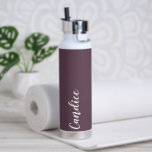 Eggplant Personalisiert Wedding Bridesmaid Trinkflasche<br><div class="desc">Geschenke deine Hochzeitsjury oder Trauzeugin mit dieser trendigen,  vakuumisolierten Wasserflasche,  die ihren Namen in weißem,  stilisiertem Schrift auf einem Auberginen-Farbhintergrund zeigt,  der zu deinem Hochzeitsfarbschema passt. Stellen Sie die Flasche nach Belieben durch Bearbeiten und Ersetzen des Namens durch Ihren eigenen Namen ein. Wählen Sie Ihre Wasserflasche.</div>