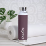 Eggplant Personalisiert Wedding Bridesmaid Trinkflasche<br><div class="desc">Geschenke deine Hochzeitsjury oder Trauzeugin mit dieser trendigen,  vakuumisolierten Wasserflasche,  die ihren Namen in weißem,  stilisiertem Schrift auf einem Auberginen-Farbhintergrund zeigt,  der zu deinem Hochzeitsfarbschema passt. Stellen Sie die Flasche nach Belieben durch Bearbeiten und Ersetzen des Namens durch Ihren eigenen Namen ein. Wählen Sie Ihre Wasserflasche.</div>