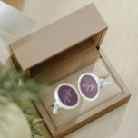 Eggplant Solid Color Stylized Monogram Manschetten Knöpfe<br><div class="desc">Ein Paar silber plattierter, runder Manschetten für den modischen Mann, der sein Outfit mit einer trendigen Auberginenfarbe in Kombination mit seinem Namen in weiß, Großbuchstaben gedruckt und mit weißen, stilisierten Initialen überlagert. Personalisieren Sie Cufflinks, indem Sie den Namen und die Initialen nach Belieben bearbeiten und ersetzen. Ein klassisches Geschenk zum...</div>
