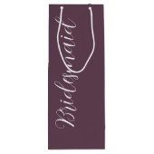 Eggplant Stylisierte Script Wedding Bridesmaid Geschenktüte Für Weinflaschen (Rückseite)