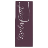 Eggplant Stylisierte Script Wedding Bridesmaid Geschenktüte Für Weinflaschen (Vorderseite)