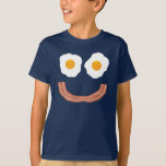 Eggs Bacon T-Shirt<br><div class="desc">Ein gedecktes Frühstück! Dieses glückliche Gesicht besteht aus zwei Eiern (sonnige Seite oben,  bitte) und einem geschwungenen Stück Speck. Ein lustiger grafischer T - Shirt,  um Ihre Liebe des Frühstücks zu zeigen!</div>