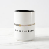 Ego ist der Feind Zweifarbige Tasse (Mittel)