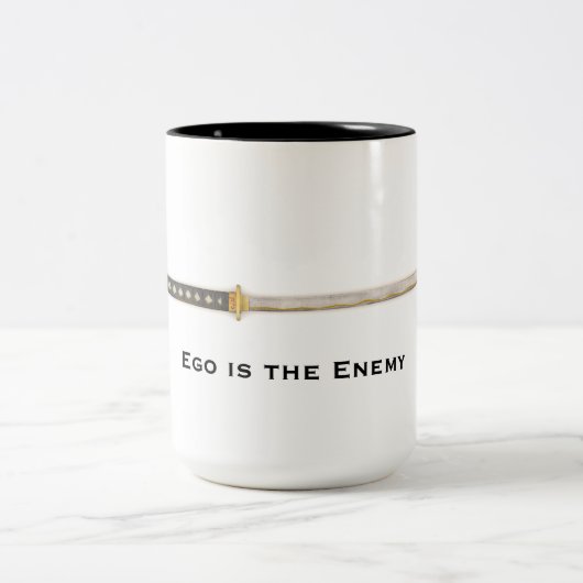 Ego ist der Feind Zweifarbige Tasse (Mittel)