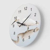 Egret auf einem noch bewachsenen Teich Große Wanduhr (Winkel)
