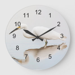 Egret auf einem noch bewachsenen Teich Große Wanduhr