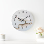 Egret auf einem noch bewachsenen Teich Große Wanduhr (Zuhause)