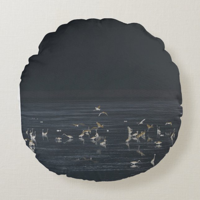 Egrets am Mitternachtsblau Rundes Kissen (Vorderseite)