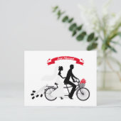 Ehe Braut und Bräutigam auf Tandemfahrrad Ankündigungspostkarte (Stehend Vorderseite)