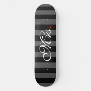 Ehefrau Bride Seiner Frau, die sich neu ernähren m Skateboard