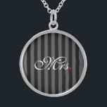 Ehefrau Bride Seiner Frau, die sich neu ernähren m Sterling Silberkette<br><div class="desc">Ein klassisches Monogramm für Mr. und Mrs. für neu geborene Paare etablierte Mama Papa Freundin oder Freund. Eine perfekte Geschenkidee in letzter Minute. Mr. und Mrs. Husband Ehefrau Seine Seiner Neuheit Weds auf eine maßgeschneiderte Geschenk zu tragen oder zu teilen. Verwenden Sie den Link "Diesen Designer Gefragt", um uns mit...</div>