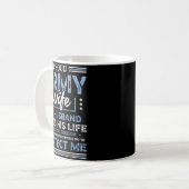 Ehefrau der Proud Army Husband Securing Freedom So Kaffeetasse (Vorderseite Links)