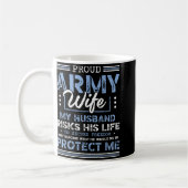 Ehefrau der Proud Army Husband Securing Freedom So Kaffeetasse (Links)
