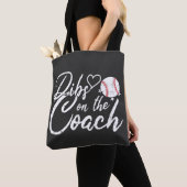 Ehefrau des Baseballtrainers beansprucht den Train Tasche (Von Nahem)