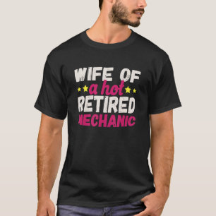 Ehefrau eines heißen pensionierten Mechanikers in T-Shirt