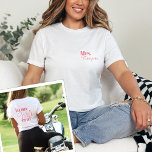 Ehefrau Era Bride Honeymoon Trendy Cool Personalis T-Shirt<br><div class="desc">Die Ehefrau Era Bride Honeymoon Trendy Coolen Personalisierten T - Shirt - der Inbegriff von Stil und Stimmung für die moderne Braut. Dieses Shirt ist nicht nur ein Kleidungsstück, es ist ein durchdachtes Junggeselinnen-Abschied-Geschenk, eine individuelle Nachname-Feier und ein elegantes Brautparty unverzichtbar. Es ist das Geschenk der Verlobung für sie, das...</div>