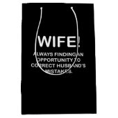 Ehefrau Funny Typografy Ehefrau Mittlere Geschenktüte (Vorderseite)