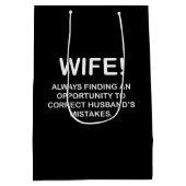 Ehefrau Funny Typografy Ehefrau Mittlere Geschenktüte (Rückseite)