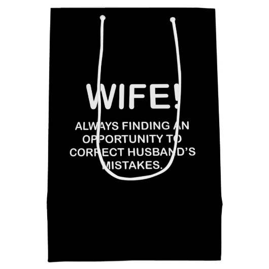 Ehefrau Funny Typografy Ehefrau Mittlere Geschenktüte (Rückseite)