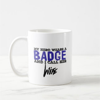 Ehefrau-Held trägt ein Abzeichen Kaffeetasse