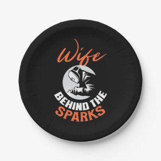 Ehefrau hinter den Funken Pappteller