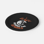 Ehefrau hinter den Funken Pappteller (Schrägansicht)