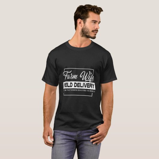 Ehefrau im landwirtschaftlichen Feld Lieferung Füt T-Shirt (Vorne ganz)