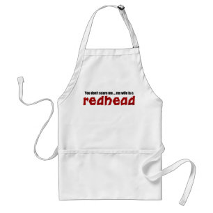 Ehefrau ist ein Redhead Schürze