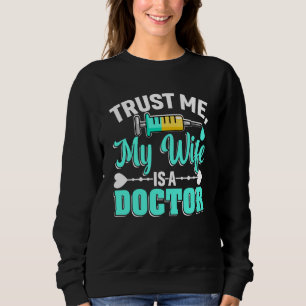 Ehefrau ist eine Ärztin Med Schule Medizinstudente Sweatshirt