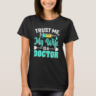 Ehefrau ist eine Ärztin Med Schule Medizinstudente T-Shirt
