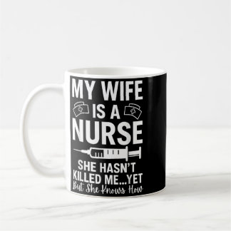 Ehefrau ist eine Krankenschwester Hat nicht getöte Kaffeetasse