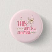 Ehefrau ist eine Showgirl-Junggesellinnen-Abschied Button (Vorderseite)