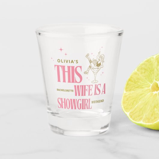 Ehefrau ist eine Showgirl-Junggesellinnen-Abschied Schnapsglas (Vorderseite)