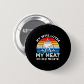 Ehefrau liebt Fleisch im Mund lustiger Grilling-BB Button (Vorne & Hinten)