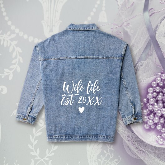 Ehefrau Life est. Weiße Typografie und Herzhochzei Jeansjacke
