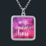 Ehefrau Mama Boss Babe Bold Script Typografie Hot  Versilberte Kette<br><div class="desc">"Ehefrau. Mama. Boss." Sie weiß, sie leitet den Haushalt und behalte allen in der Schlange. Geschenke ihr diese farbenfrohe, sanfte charmante Halskette, damit sie sie mit Stolz tragen kann. Mit fett-weißem Handschrift auf einem lila rosa Bukh-Hintergrund wird diese lustige Halskette eine starke Aussage machen, wohin sie auch geht. Diese Halskette...</div>