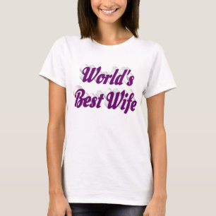 Ehefrau mit lila T - Shirt