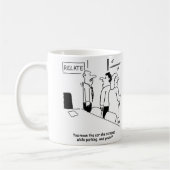 Ehefrau scrapes Berater beim Parken Kaffeetasse (Links)