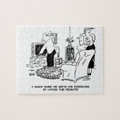 Ehefrau Versteckt die Remote-Kontrolle des Fernseh Puzzle (Horizontal)