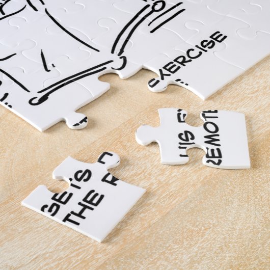 Ehefrau Versteckt die Remote-Kontrolle des Fernseh Puzzle (Seite)