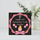 Ehefrau zum 13. Jubiläum Pink Lace Cupcake Karte (Stehend Vorderseite)