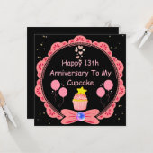 Ehefrau zum 13. Jubiläum Pink Lace Cupcake Karte (Vorderseite/Rückseite Beispiel)