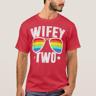 Ehefrau Zwei Brücken LGBT Lesbian Wedding Rainbow  T-Shirt