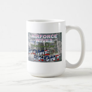 Ehefrauen der Luftwaffe kümmern sich um die Zuhaus Kaffeetasse