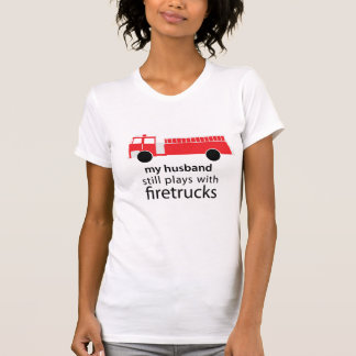 Ehemann spielt noch mit Firetrucks-Shirt T-Shirt
