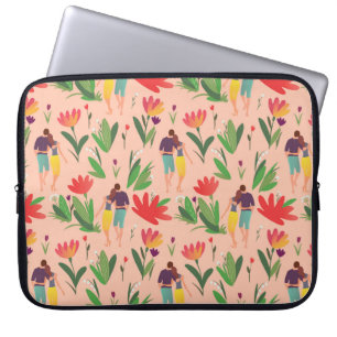 Ehepaar in der Liebe geht zwischen Blume Laptopschutzhülle