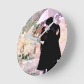 Ehepaar in Liebe Küssen im Regen Abstrakte Kunst Runde Wanduhr (Winkel)
