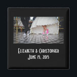 Ehepaar in Retro-Stil 50 Diner Magnet<br><div class="desc">Ein niedliches Bild von einer Braut und baut Beine und Füße. Tragen Sie ihr extravagantes Hochzeitskleid mit lässigen Laufschuhen. Er hat schwarze Sneakers und ihre sind pulsierend blubblegum pink! Der Kontrast des Schwarz-Weiß-Themas mit den rosa Schuhen macht das Bild wirklich zum Pop! Das glückliche Paar ist in einem Speisesaal mit...</div>